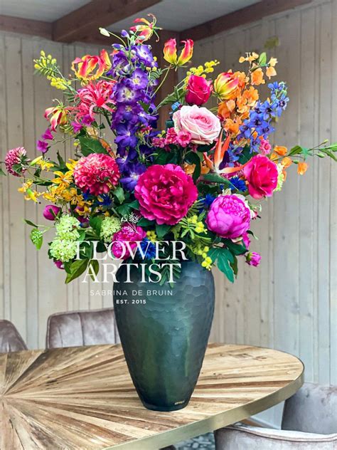 zijden bloemen in grote vaas - Grote vaas met kunstbloemen .